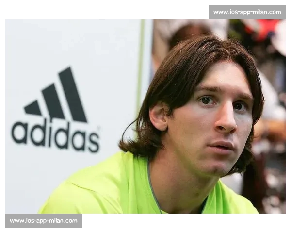 梅西萌娃力荐发带造型！长发飘逸成赛场新焦点