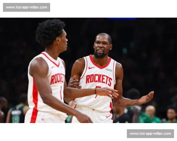 杜兰特与萌娃石头剪子布两连胜,暖心互动萌翻全场 杜兰特与萌娃石头剪子布两连胜,暖心互动萌翻全场